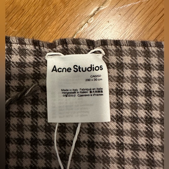 NWT Acne studio scarf, super soft and perfect condition - Picture 2 of 5